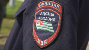 МВД Абхазии проводит служебную проверку по факту применения физической силы сотрудниками Угрозыска в отношении одного из пассажиров задержанного ими автомобиля