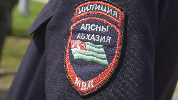 МВД Абхазии проводит служебную проверку по факту применения физической силы сотрудниками Угрозыска в отношении одного из пассажиров задержанного ими автомобиля