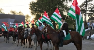 Конный парад и президентский "мерин": день рождения Ардзинба отметили в Гудауте