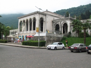 Представители итальянской компании осмотрели ж/д станции и вокзалы Гагры для проведения реставрации