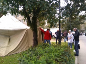 У Республиканской больницы развернули сортировочный пункт