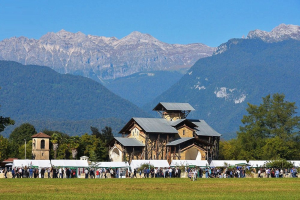 «Привозить туристов в этот день и обещать им халяву и вправду негоже»