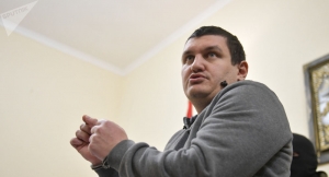 Акция в поддержку Ахры Авидзба длится в Сухуме уже три часа