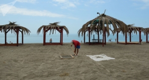 Дали отсрочку: пляжи Абхазии не успели подготовить к купальному сезону