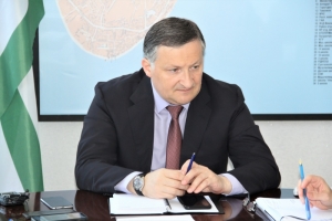 Беслан Эшба выделил помощь многодетным семьям столицы, инвалидам с детства и инвалидам-колясочникам