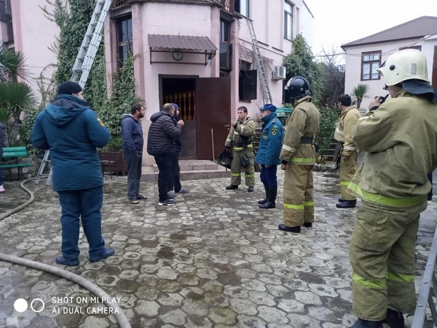 Спасатели эвакуировали пожилого мужчину и ребенка из горящей квартиры в Сухуме
