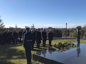 Церемония возложения цветов прошла у мемориала Первого Президента Абхазии