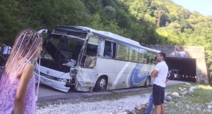 Иномарка столкнулась с экскурсионным автобусом по дороге на Рицу