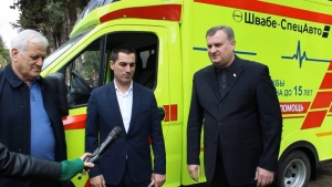Пицундская больница получила автомобиль скорой помощи