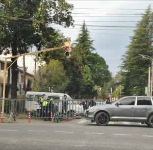 Оппозиция проводит встречи, власть усиляет охрану