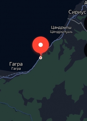 Автомобиль пострадал в результате камнепада на Республиканской трассе в Гагре
